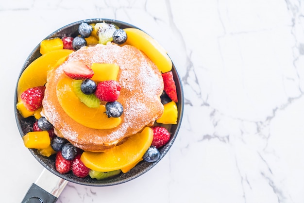 Pfannkuchen mit gemischten Früchten