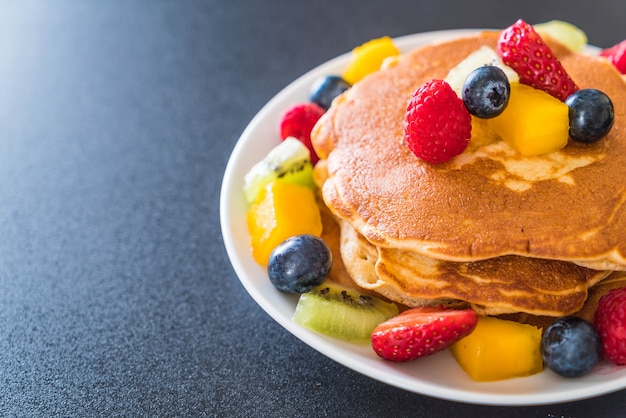 Pfannkuchen mit gemischten Früchten