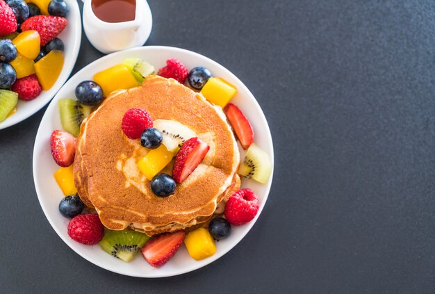 Pfannkuchen mit gemischten Früchten