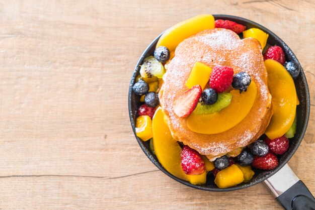 Pfannkuchen mit gemischten Früchten