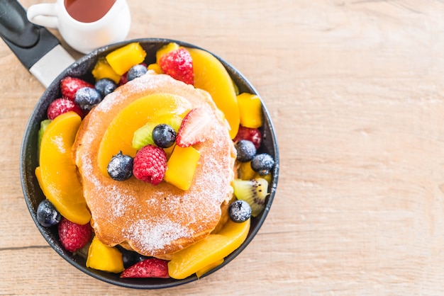 Pfannkuchen mit gemischten Früchten