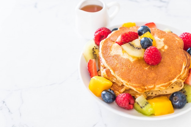 Pfannkuchen mit gemischten Früchten