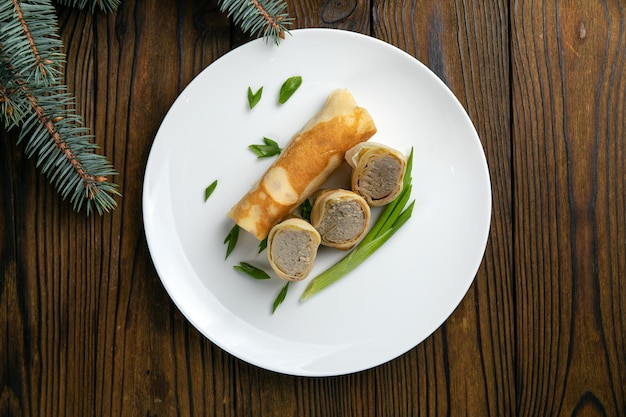 Pfannkuchen mit Hackfleisch auf einem Holztisch Weihnachtsessen