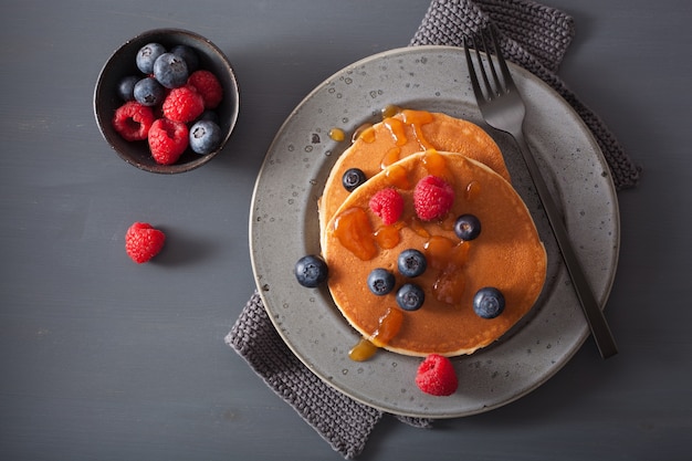 Pfannkuchen mit Heidelbeer-Himbeer-Honig und Marmelade zum Frühstück