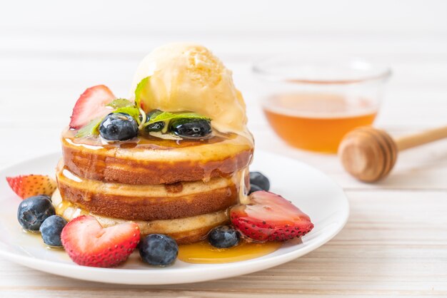 Pfannkuchen mit Heidelbeeren, Erdbeeren, Honig und Vanilleeis