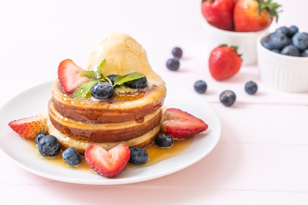 Pfannkuchen mit Heidelbeeren, Erdbeeren, Honig und Vanilleeis