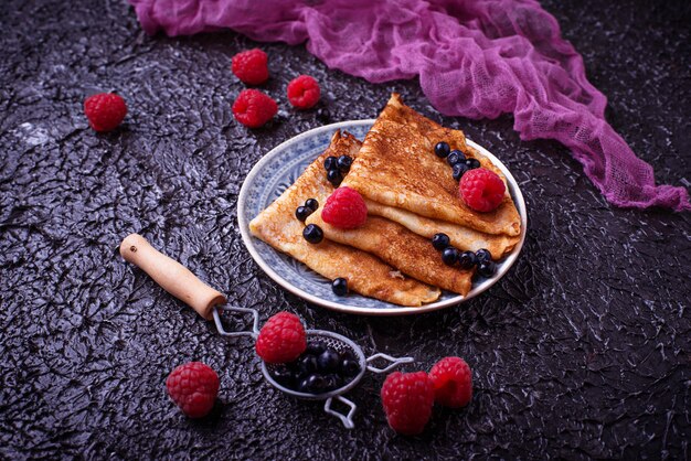 Pfannkuchen mit Heidelbeeren und Himbeeren. Selektiver Fokus