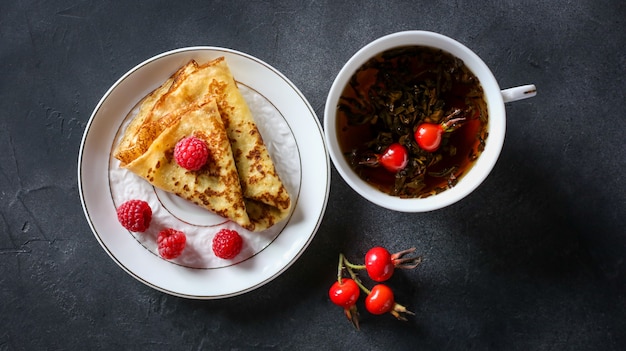 Pfannkuchen mit Himbeeren und Tee