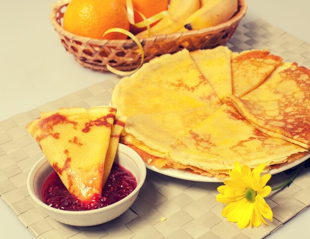 Pfannkuchen mit Himbeermarmelade