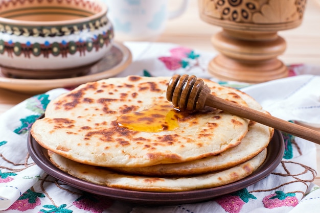 Pfannkuchen mit Honig auf einem Teller