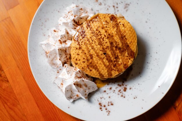 Pfannkuchen mit Honig Gesundes und nahrhaftes Frühstück