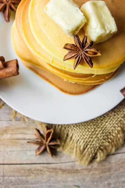 Pfannkuchen mit Honig und Butter. Selektiver Fokus