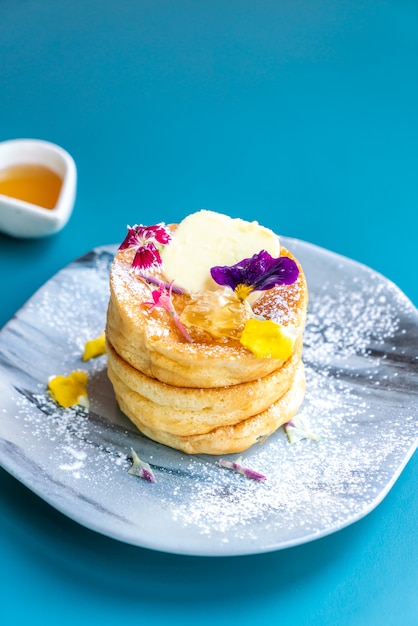 Pfannkuchen mit Honig und Butter