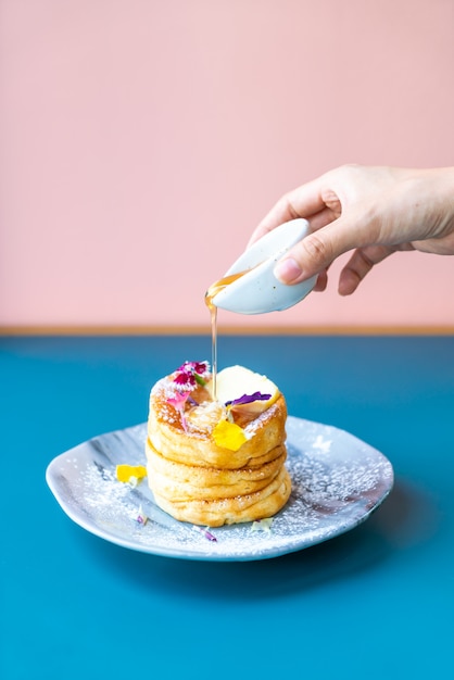 Pfannkuchen mit Honig und Butter