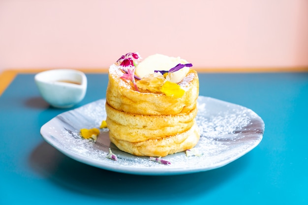 Pfannkuchen mit Honig und Butter