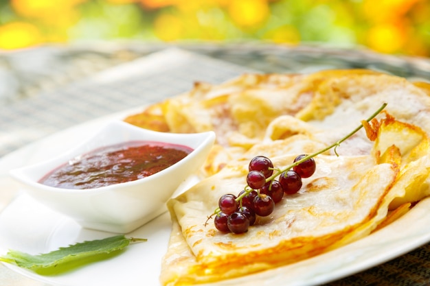 Pfannkuchen mit Johannisbeerbeeren und Marmelade