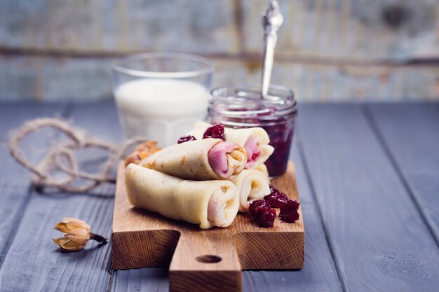 Pfannkuchen mit Kirschmarmelade