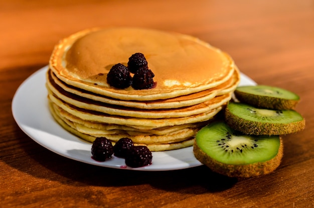 Pfannkuchen mit Kiwi und Beeren