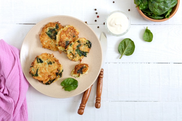 Pfannkuchen mit Kohl und Spinat.