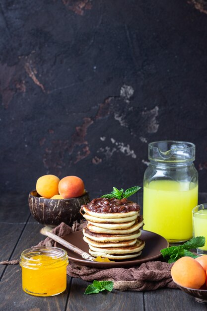 Pfannkuchen mit Marmelade, Aprikose und Minze. Köstliches Dessert zum Frühstück.