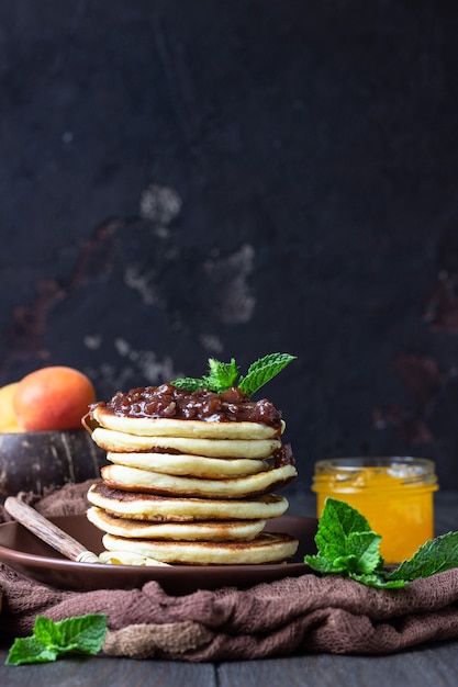 Pfannkuchen mit Marmelade, Aprikose und Minze. Köstliches Dessert zum Frühstück.