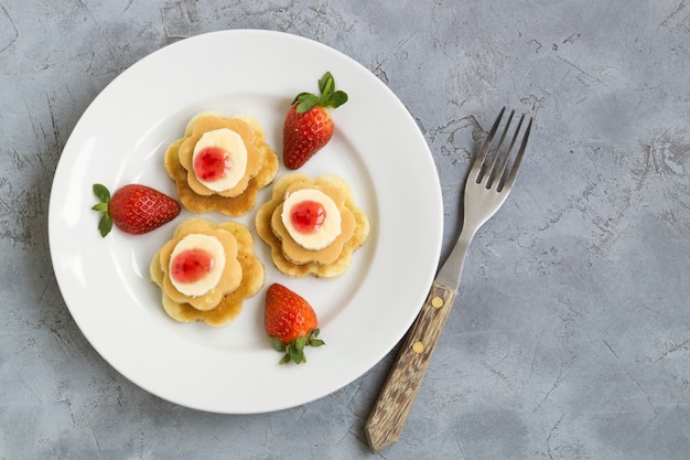 Pfannkuchen mit Marmelade und Erdbeeren.