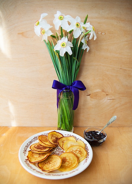 Pfannkuchen mit Marmelade und Löffel