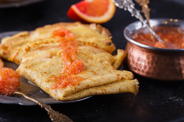 Pfannkuchen mit Marmelade von roten Orangen