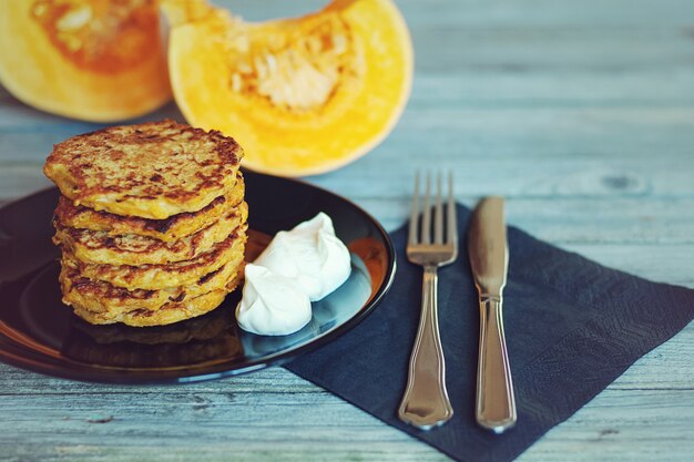 Pfannkuchen mit Naturjoghurt auf schwarzem Teller