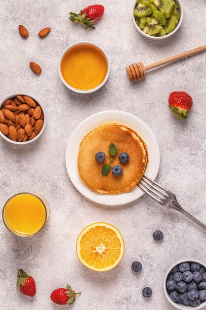 Pfannkuchen mit Obst, Honig, Nüssen.