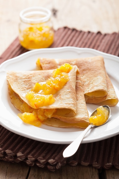 Pfannkuchen mit Orangenmarmelade