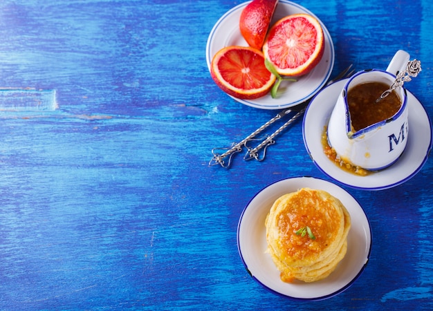 Pfannkuchen mit Orangenmarmelade.