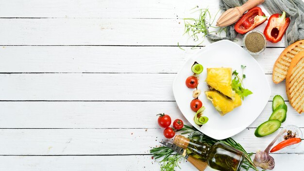 Pfannkuchen mit Pilzen und Käse Draufsicht Freier Platz für Ihren Text