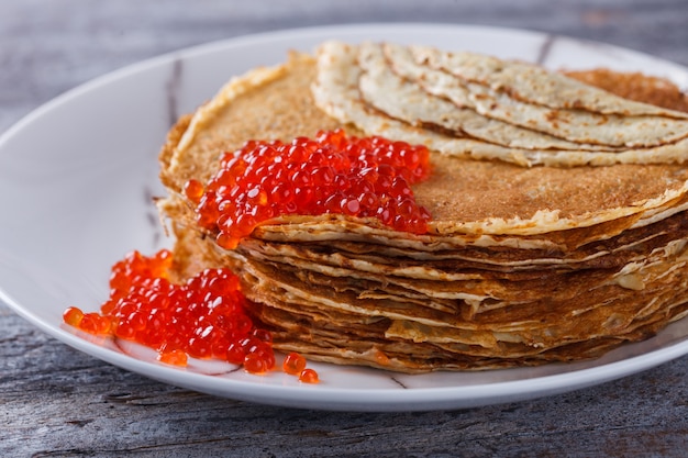 Pfannkuchen mit rotem Kaviar.