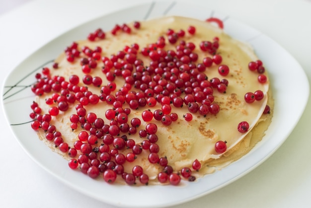 Pfannkuchen mit roten Johannisbeerbeeren