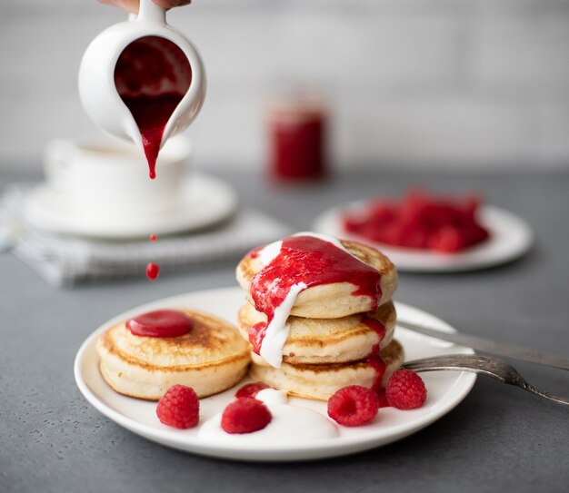 Pfannkuchen mit Sauerrahm und Himbeermarmelade