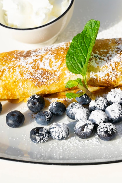 Foto pfannkuchen mit schlagsahne und frischen blaubeeren