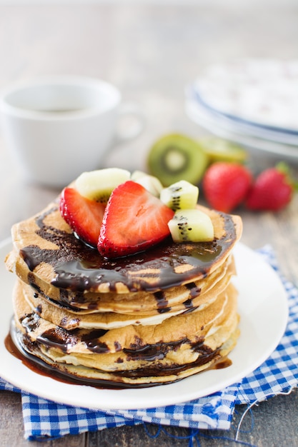 Pfannkuchen mit Schokolade, Erdbeeren und Kiwi