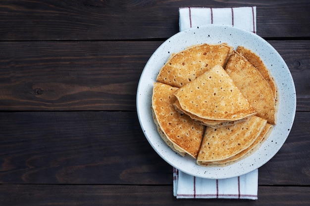 Pfannkuchen mit Schokoladen-Bananen-Füllung Rustikaler Tisch aus Holz, süßer, köstlicher Nachtisch