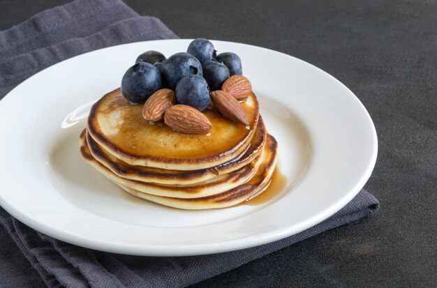 Pfannkuchen mit Sirupnüssen und Blaubeeren.