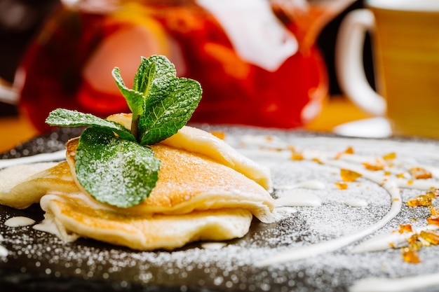 Pfannkuchen mit süßer Soße und Marmelade traditionelles russisches Essen auf hölzernem Hintergrund