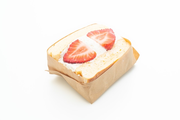 Pfannkuchen-Sandwich Erdbeere frische Sahne isoliert auf weißem Hintergrund