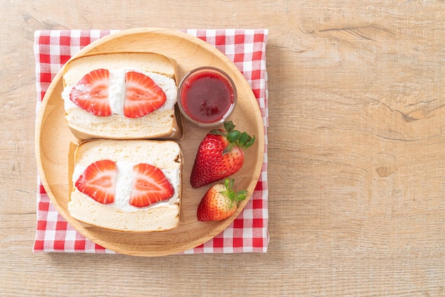 Pfannkuchen-Sandwich Erdbeerfrische Sahne auf Holzplatte