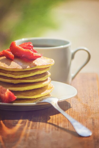 Pfannkuchen Tee und Erdbeermarmelade zum Frühstück