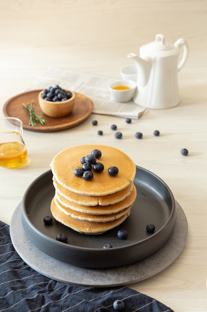 Pfannkuchen und Blaubeeren serviert mit heißem Tee