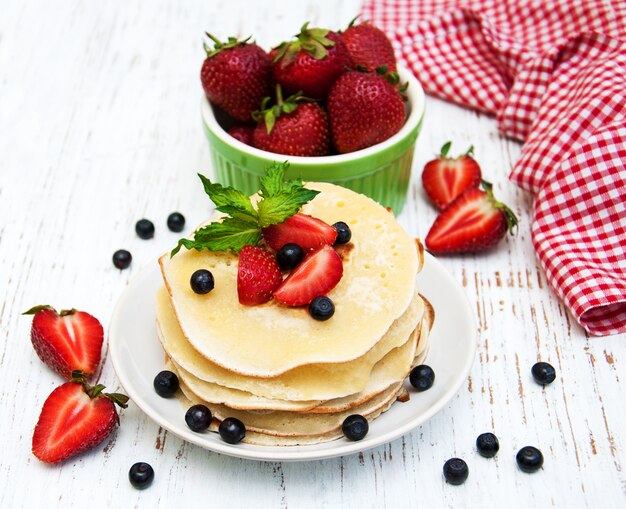 Pfannkuchen und frische Beeren