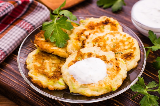 Pfannkuchen von einer Zucchini mit Soße und Kraut