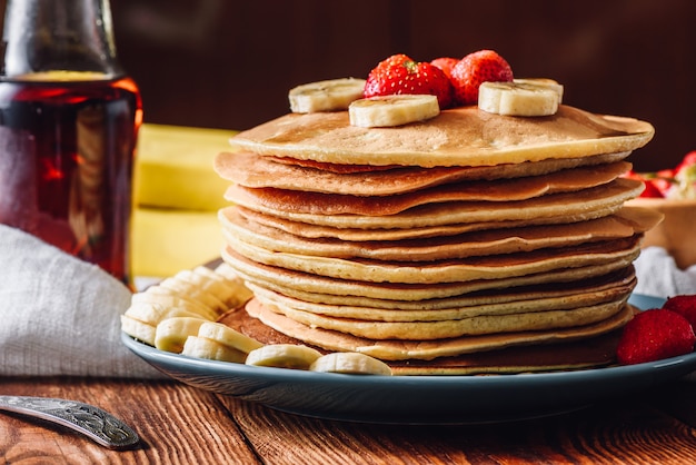 Foto pfannkuchenstapel mit erdbeere und banane