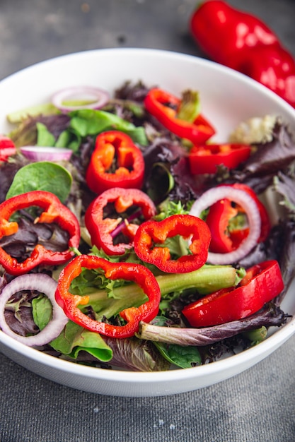 pfeffer paprika salat gemüse süß grün blätter frisch gericht gesunde mahlzeit essen snack auf dem tisch