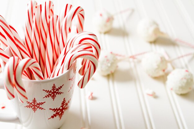 Pfefferminz-Schokoladenkuchen, eingetaucht in weiße Schokolade und Zuckerstangenstückchen.